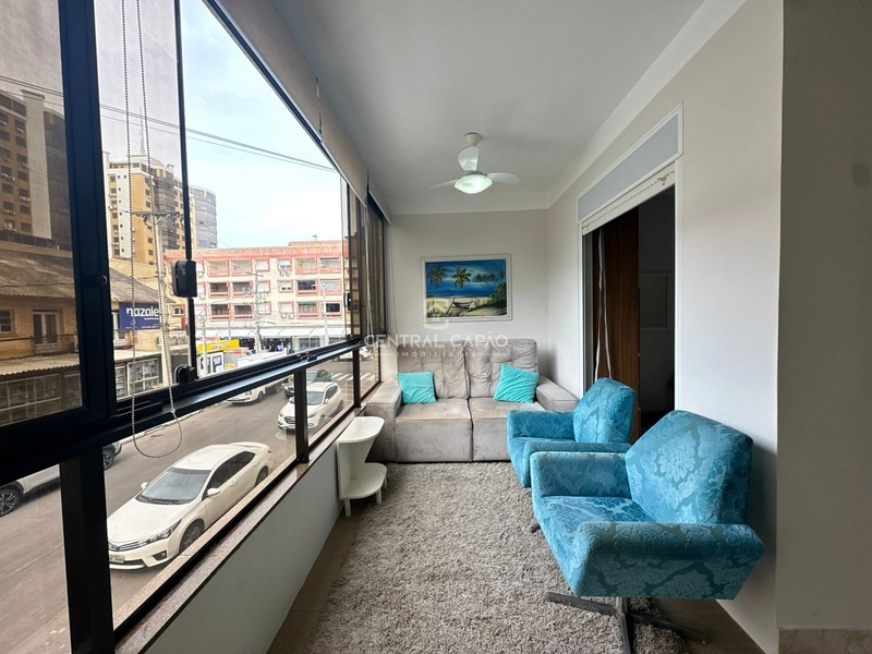 Apartamento com sacada de frente no Centro de Capão da Canoa: 2ª foto da galeria de imagens do imóvel