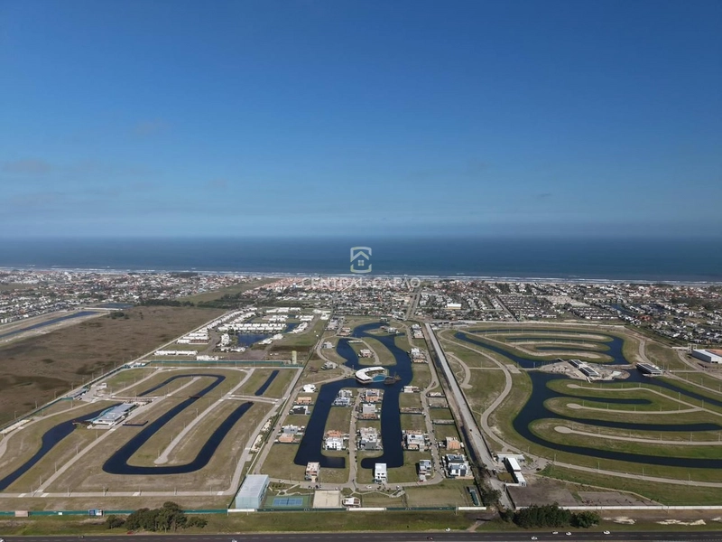 Condomínio, terreno de esquina com fundos para o lago e infra completa: 2ª foto da galeria de imagens do imóvel