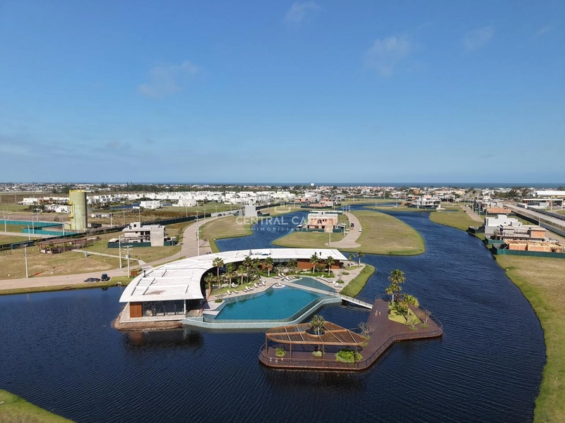 Condomínio, terreno de esquina com fundos para o lago e infra completa: 4ª foto da galeria de imagens do imóvel