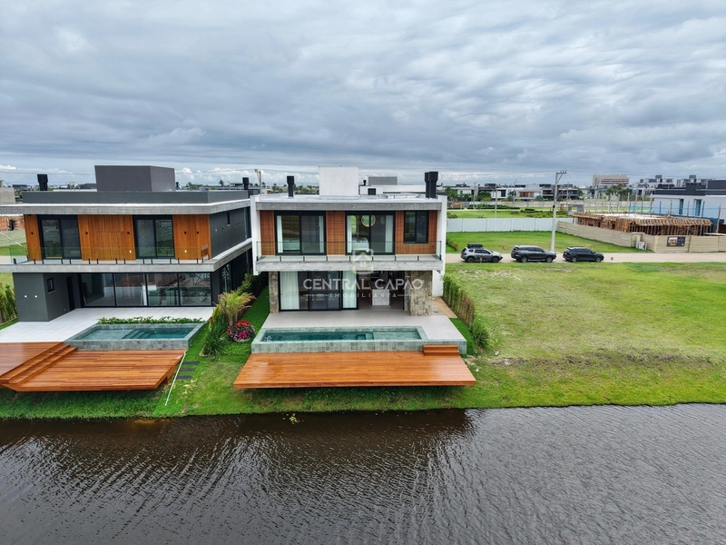 Sobrado beira lago em condomínio alto padrão à venda em Xangri-Lá: 3ª foto da galeria de imagens do imóvel