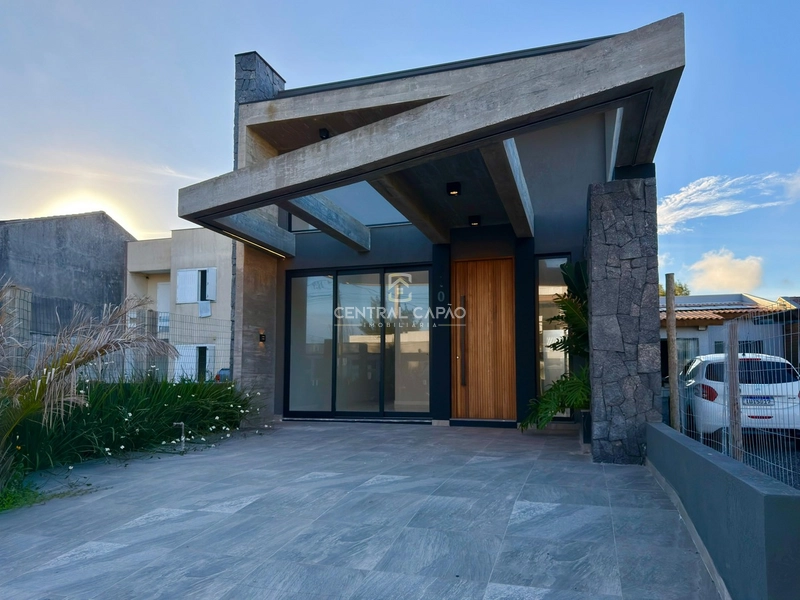 Casa 3 dormitórios e vista para o mar à venda em Capão da Canoa: 1ª foto da galeria de imagens do imóvel