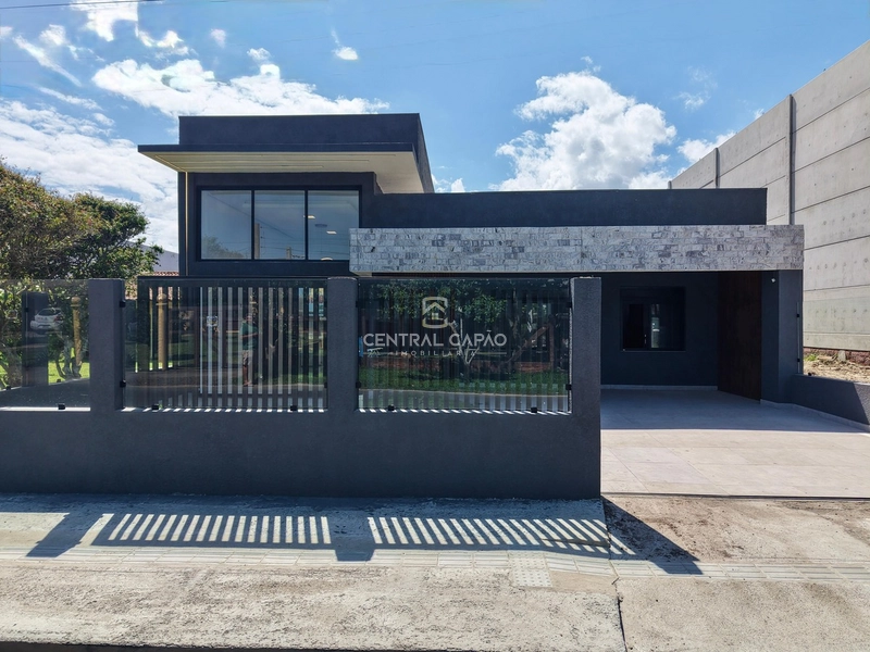 Casa com 4 suítes na praia do Araçá à venda