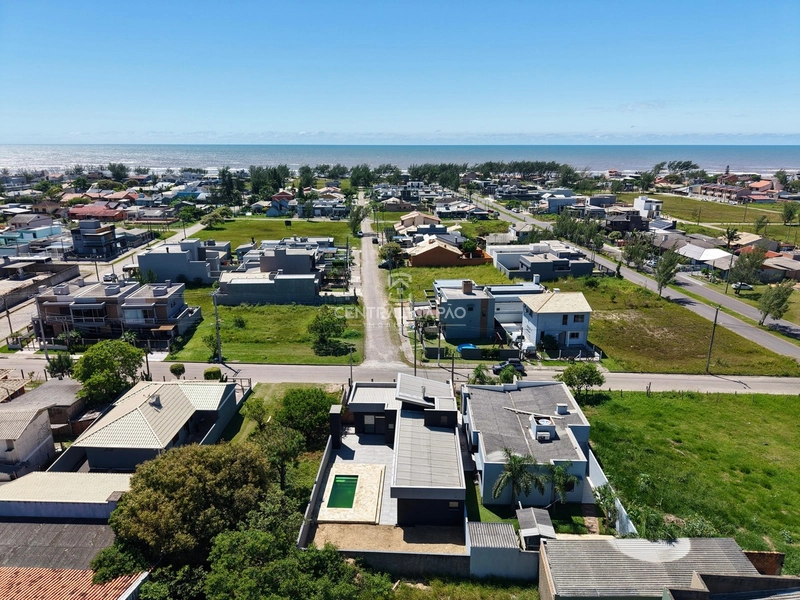 Casa com piscina à duas quadras do mar à venda no bairro Guarani: 4ª foto da galeria de imagens do imóvel