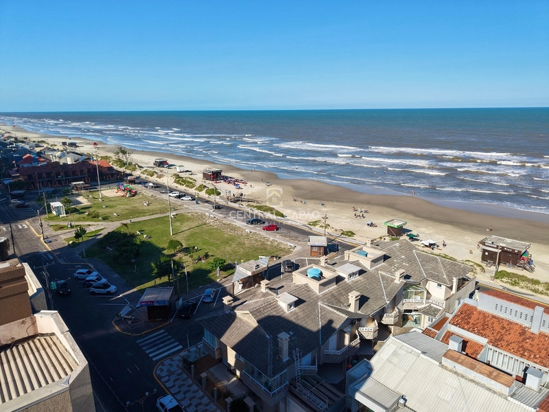 Raridade à venda, sobrado na Beira de Capão da Canoa: 2ª foto da galeria de imagens do imóvel