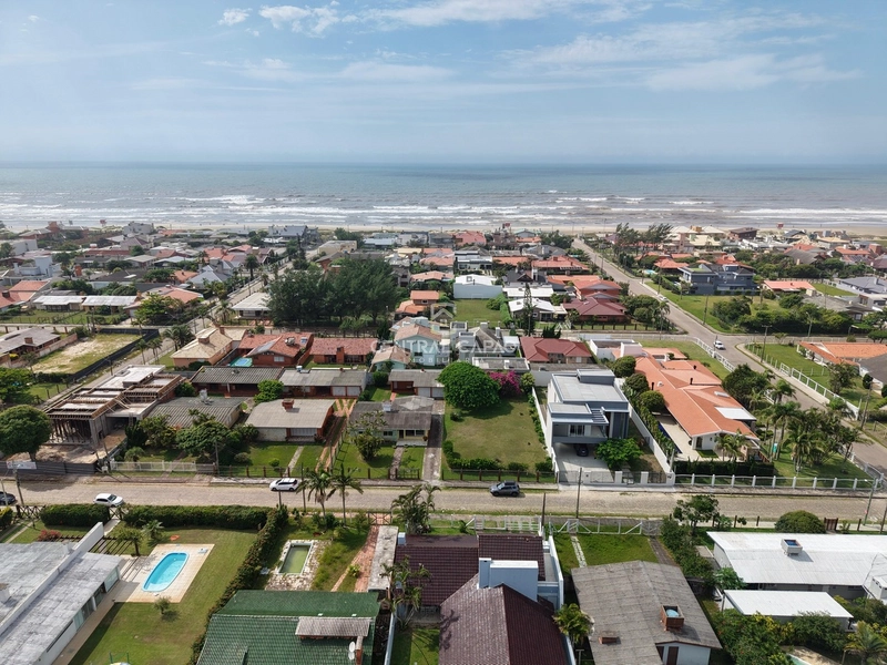 Casa com dois terrenos à venda em Atlântida: 2ª foto da galeria de imagens do imóvel