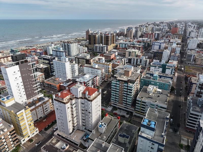 Amplo apto 2 dormitórios com sacada de frente para avenida em Capão: 4ª foto da galeria de imagens do imóvel