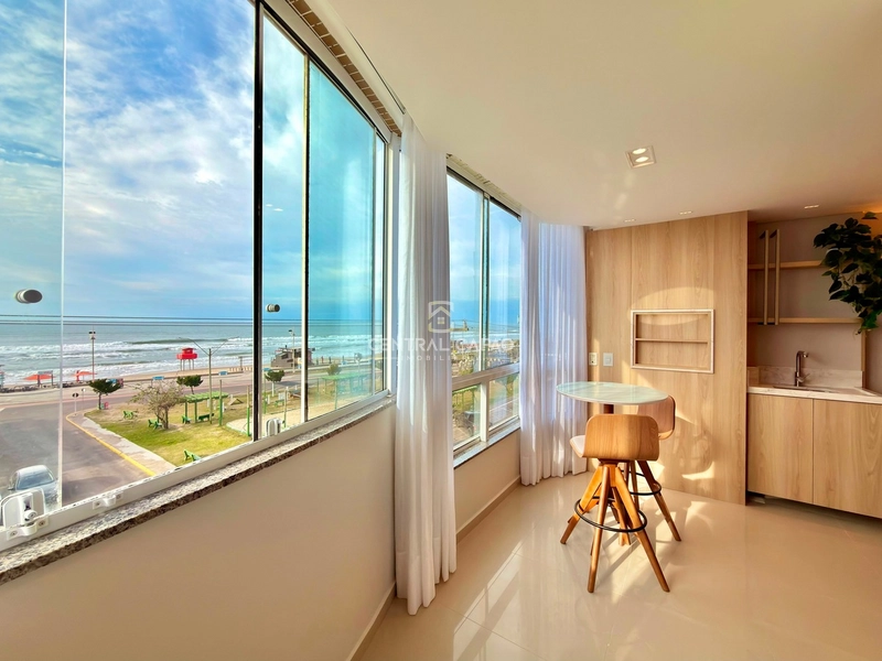 Apartamento 2 dormitórios com sacada de frente para o mar