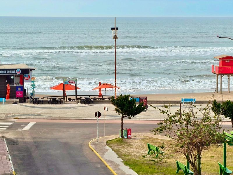 Apartamento 2 dormitórios com sacada de frente para o mar: 2ª foto da galeria de imagens do imóvel