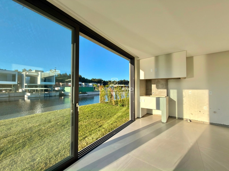 Casa beira lago no condomínio Amaná em Atlântida: 9ª foto da galeria de imagens do imóvel