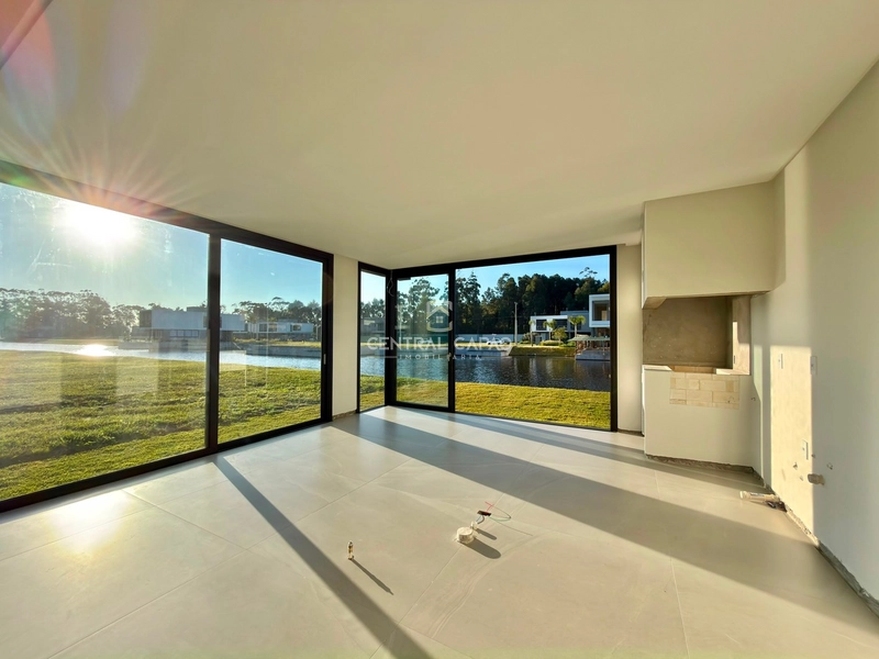 Casa beira lago no condomínio Amaná em Atlântida: 7ª foto da galeria de imagens do imóvel