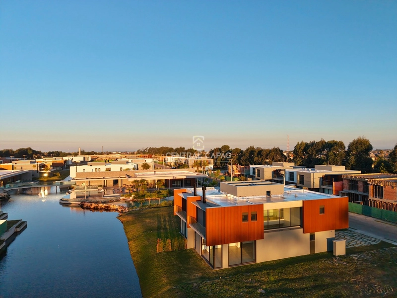 Casa beira lago no condomínio Amaná em Atlântida: 2ª foto da galeria de imagens do imóvel