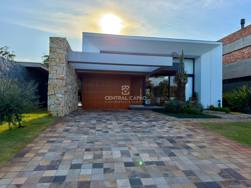 Casa em frente ao lago no Condomínio Villagio Atlântida: 1ª foto da galeria de imagens do imóvel