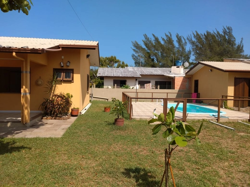 Casa de 3 dormitórios com piscina: 2ª foto da galeria de imagens do imóvel