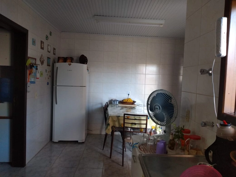 Casa de 3 dormitórios com piscina: 3ª foto da galeria de imagens do imóvel