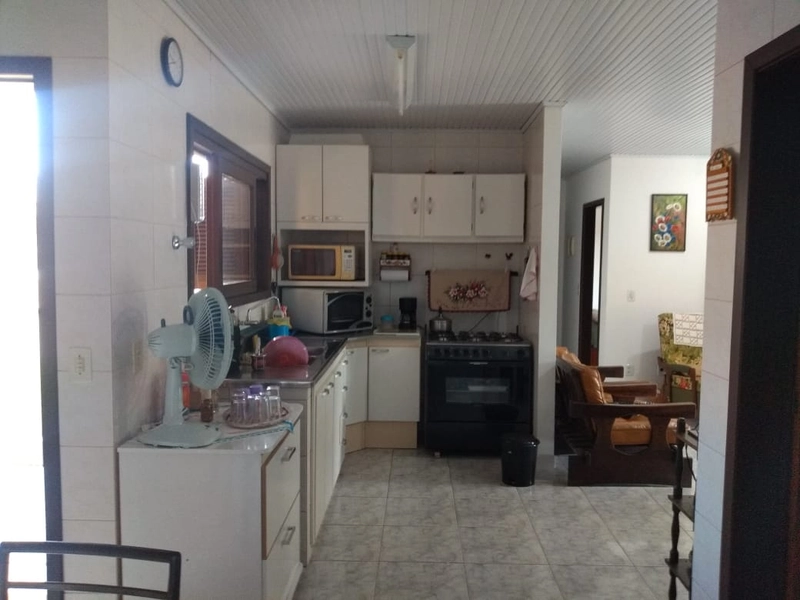 Casa de 3 dormitórios com piscina: 4ª foto da galeria de imagens do imóvel