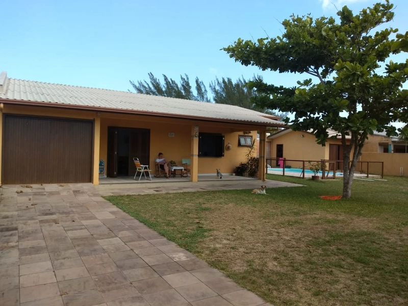Casa de 3 dormitórios com piscina: 1ª foto da galeria de imagens do imóvel