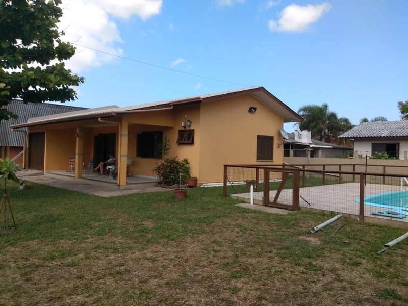 Casa de 3 dormitórios com piscina: 18ª foto da galeria de imagens do imóvel