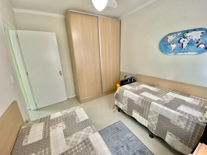 Amplo decorado com sacada de frente com vaga e vista para o mar: 13ª foto da galeria de imagens do imóvel
