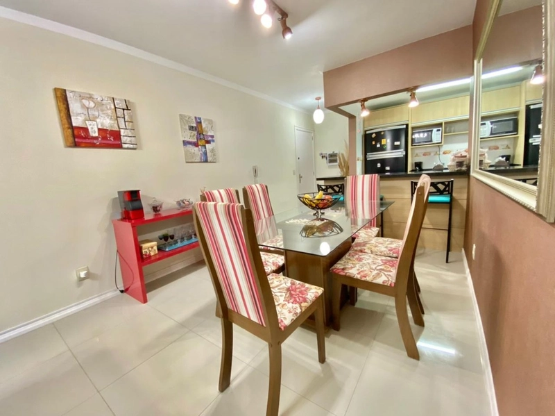 Amplo decorado com sacada de frente com vaga e vista para o mar: 1ª foto da galeria de imagens do imóvel