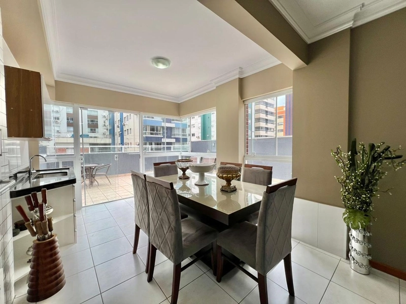 Apartamento de dois dormitórios decorado e mobiliado com terraço: 5ª foto da galeria de imagens do imóvel