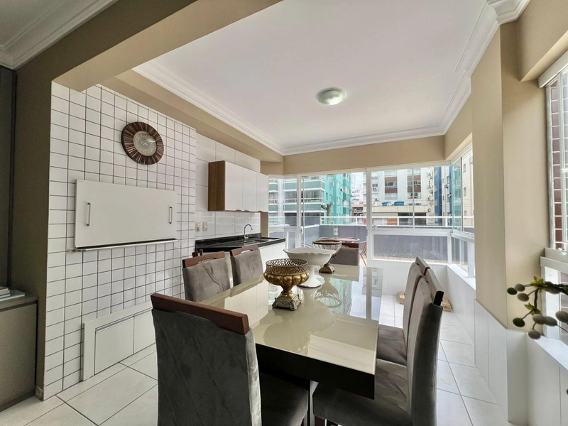 Apartamento de dois dormitórios decorado e mobiliado com terraço: 1ª foto da galeria de imagens do imóvel