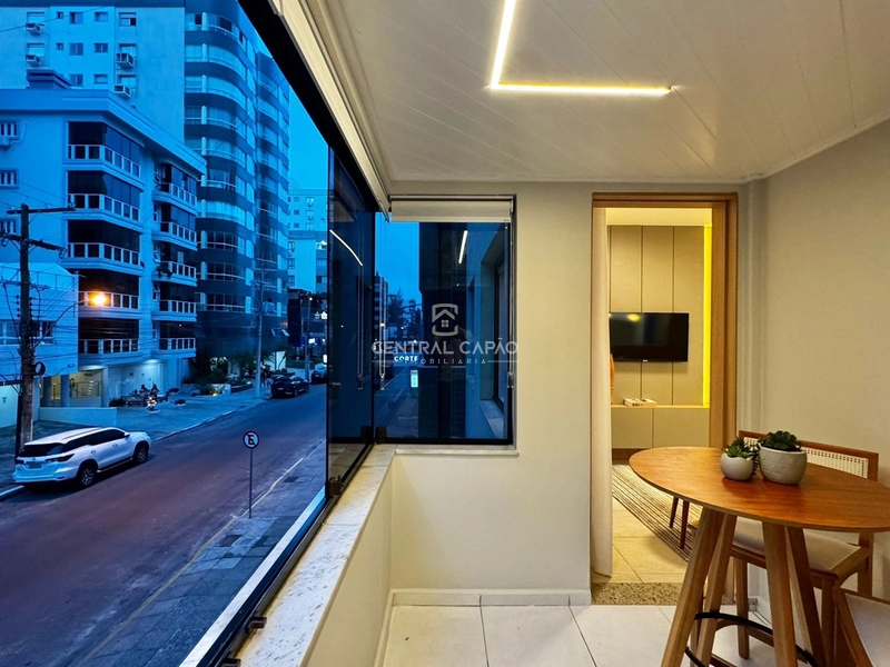 Apartamento com 2 dormitórios e sacada de frente no Centro de Capão: 3ª foto da galeria de imagens do imóvel