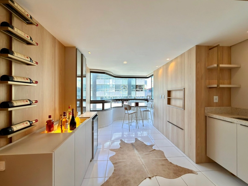 Apartamento com sacada de frente à uma quadra do mar: 3ª foto da galeria de imagens do imóvel