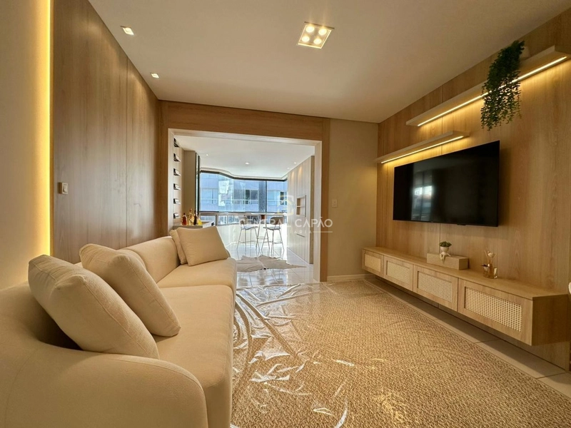Apartamento com sacada de frente à uma quadra do mar
