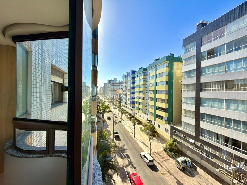 Apartamento com sacada de frente à uma quadra do mar: 15ª foto da galeria de imagens do imóvel