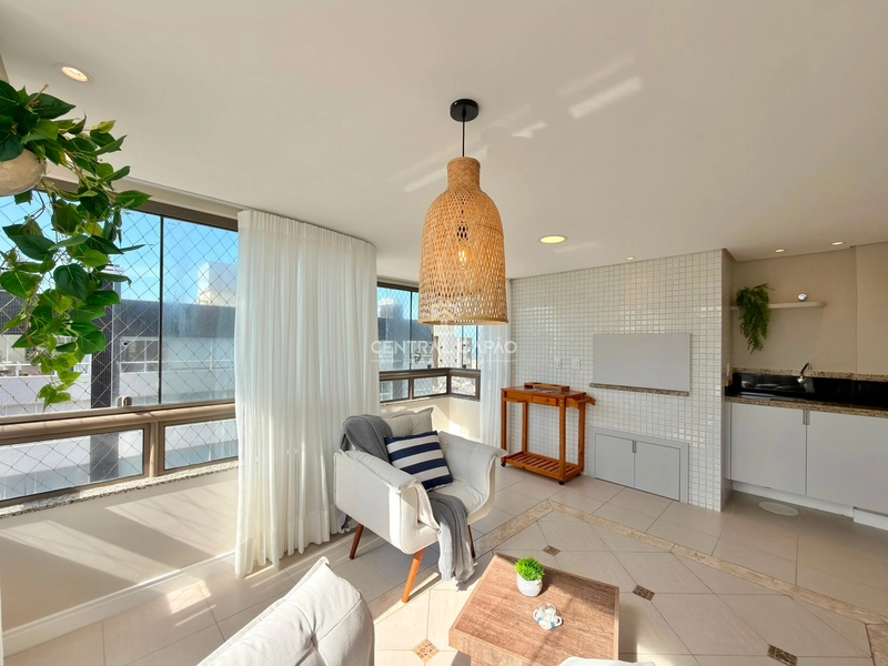 Apartamento 3 dormitórios com sacada de frente à uma quadra do mar: 7ª foto da galeria de imagens do imóvel