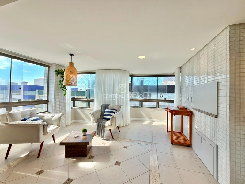 Apartamento 3 dormitórios com sacada de frente à uma quadra do mar: 3ª foto da galeria de imagens do imóvel