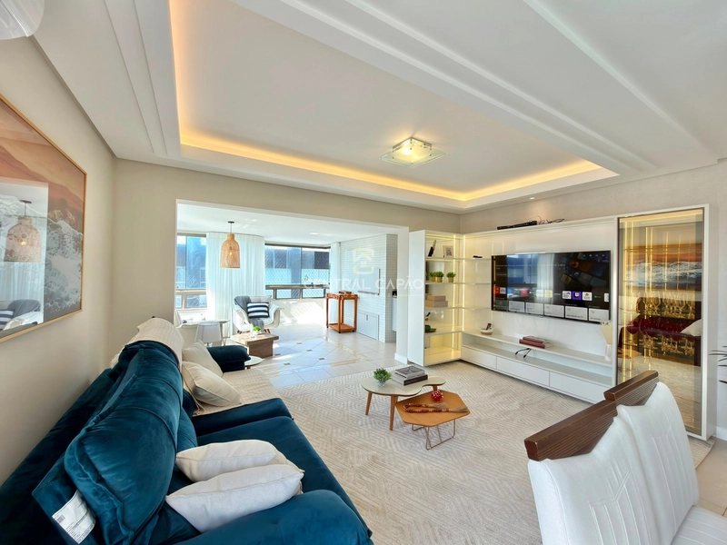 Apartamento 3 dormitórios com sacada de frente à uma quadra do mar