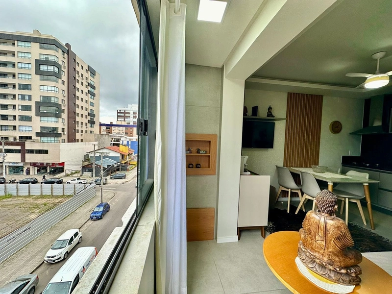 Lindo apartamento de 1 dormitório decorado, com sacada de frente: 2ª foto da galeria de imagens do imóvel