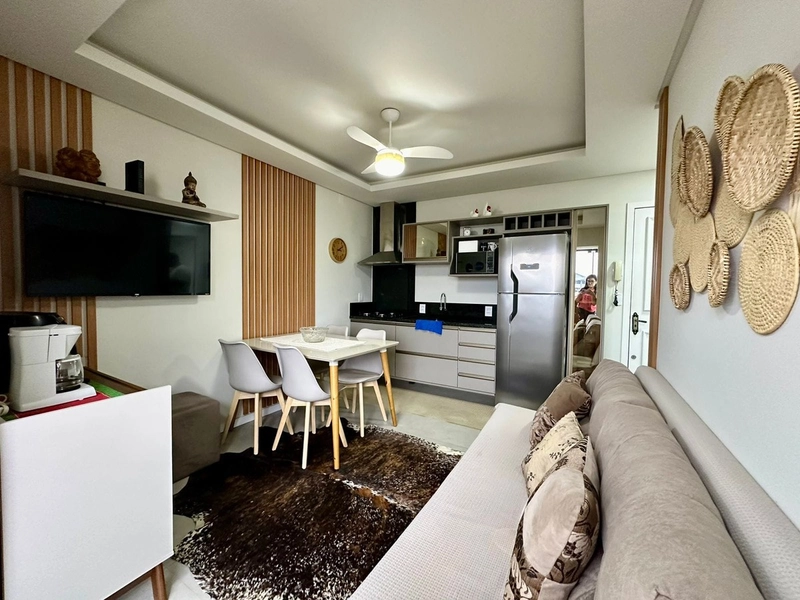 Lindo apartamento de 1 dormitório decorado, com sacada de frente