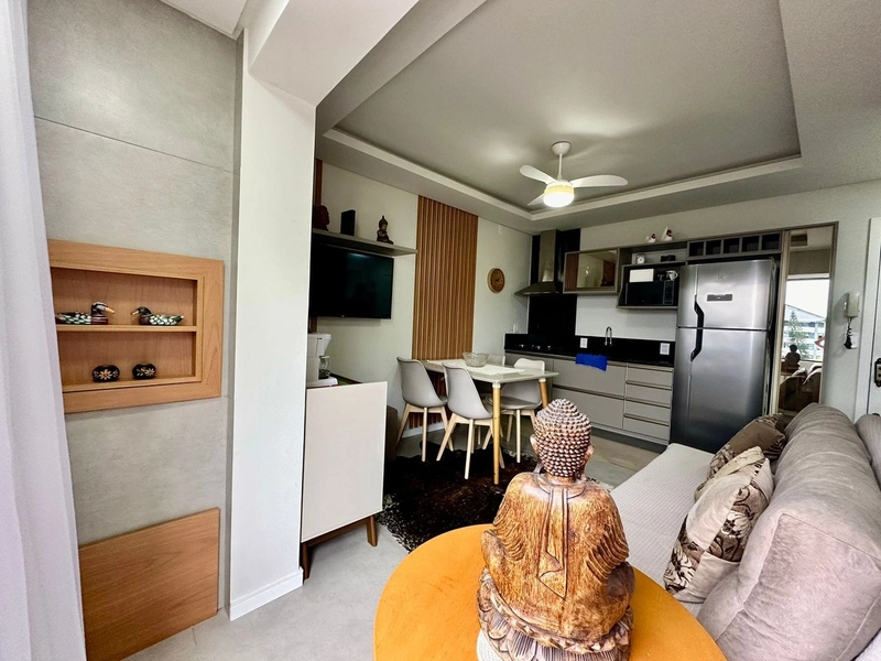 Lindo apartamento de 1 dormitório decorado, com sacada de frente: 3ª foto da galeria de imagens do imóvel