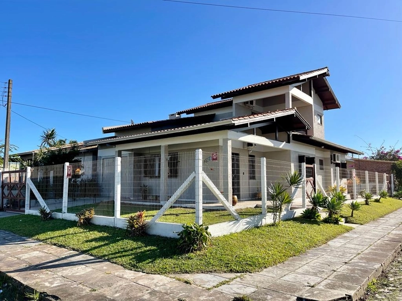 Linda Casa em Capão Novo: 1ª foto da galeria de imagens do imóvel