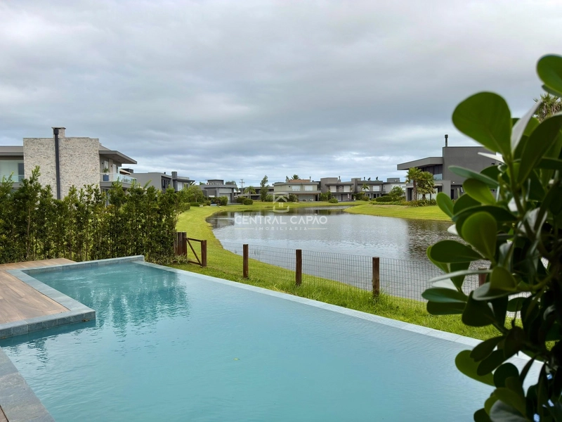 Sobrado 5 suítes beira lago no condomínio Enseada em Xangri-Lá: 3ª foto da galeria de imagens do imóvel