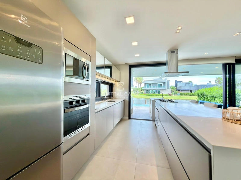 Sobrado 5 suítes beira lago no condomínio Enseada em Xangri-Lá: 5ª foto da galeria de imagens do imóvel