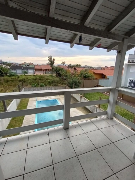 CASA A UMA QUADRA DO MAR: 1ª foto da galeria de imagens do imóvel