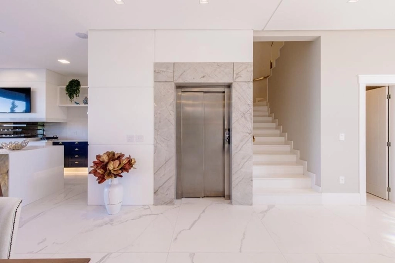 Casa estilo Neoclássica no condomínio Sense: 2ª foto da galeria de imagens do imóvel