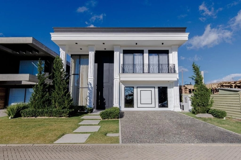 Casa estilo Neoclássica no condomínio Sense: 1ª foto da galeria de imagens do imóvel