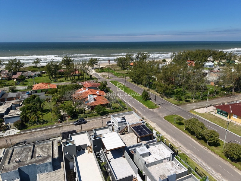 Casa com terraço à apenas 50 metros da praia à venda: 2ª foto da galeria de imagens do imóvel