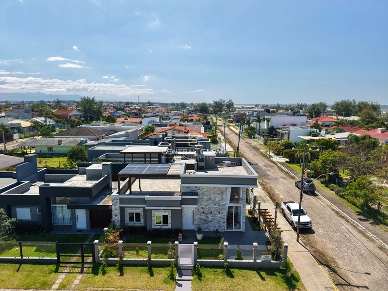 Casa com terraço à apenas 50 metros da praia à venda: 1ª foto da galeria de imagens do imóvel