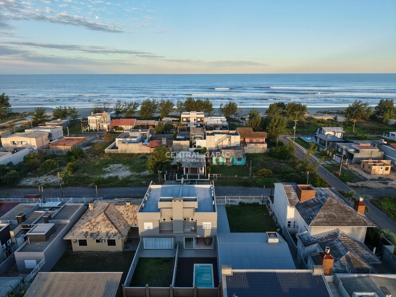 Sobrado alto padrão à uma quadra do mar à venda em Capão: 2ª foto da galeria de imagens do imóvel