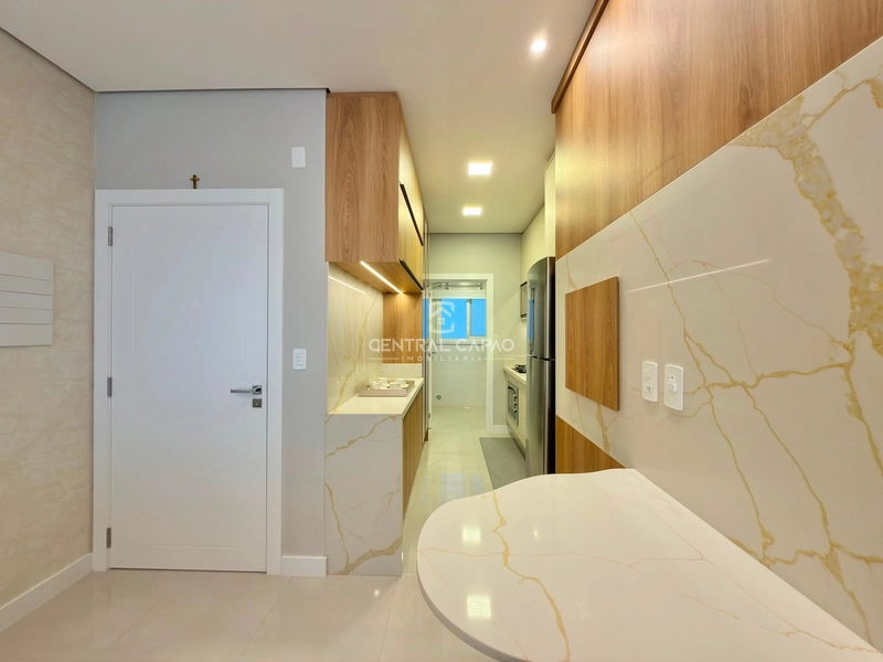 Apartamento 2 dormitórios com sacada de frente à uma quadra do mar: 7ª foto da galeria de imagens do imóvel