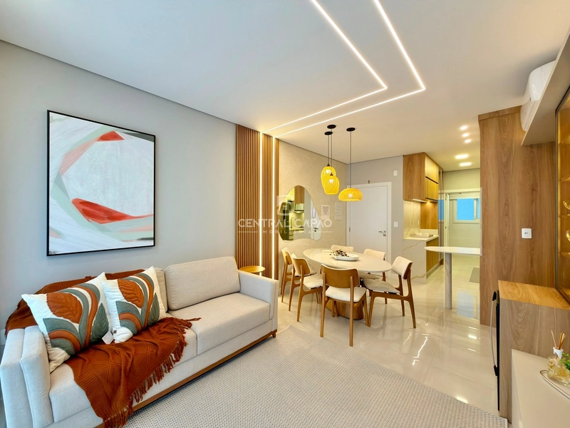 Apartamento 2 dormitórios com sacada de frente à uma quadra do mar