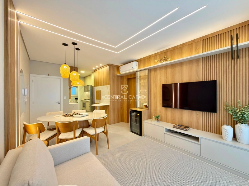 Apartamento 2 dormitórios com sacada de frente à uma quadra do mar: 2ª foto da galeria de imagens do imóvel