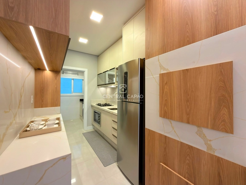 Apartamento 2 dormitórios com sacada de frente à uma quadra do mar: 8ª foto da galeria de imagens do imóvel