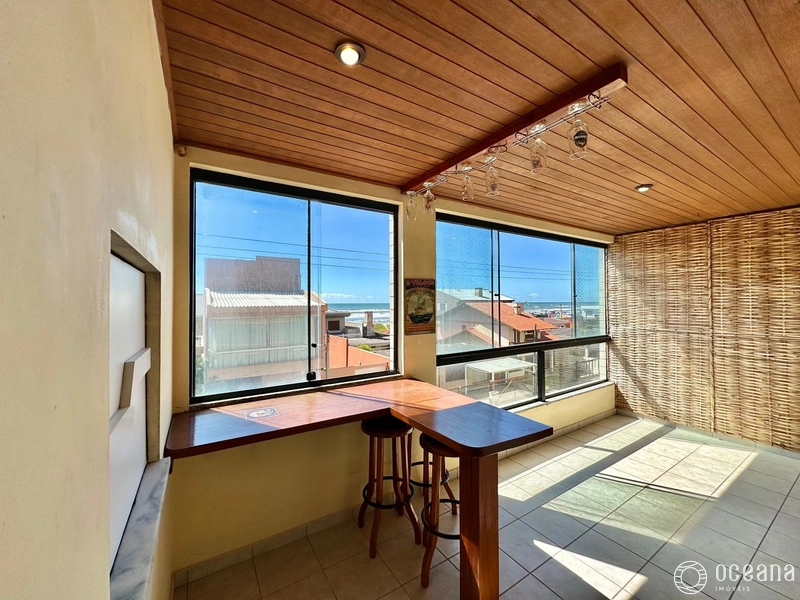 Apartamento de 02 Dormitorios com sacada de frente e vista mar!