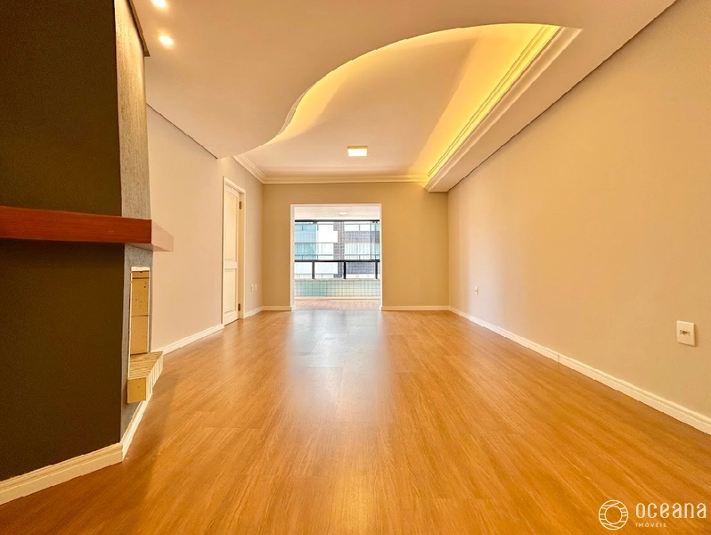 APARTAMENTO À VENDA COM SACADA DE FRENTE: 3ª foto da galeria de imagens do imóvel